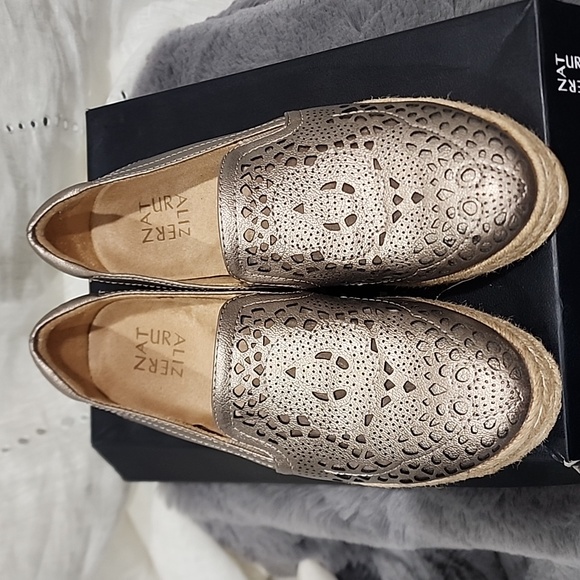 EUC! Naturalizer Whitley 2 LIght Bronze Platform Slip-on Shoes Size 6 - Picture 2 of 6